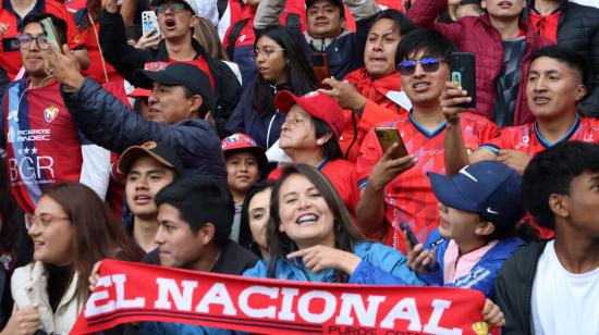 Hinchas de El Nacional en el estadio Rodrigo Paz Delgado el 27 de noviembre 2024, antes de la final de la Copa Ecuador ante Independiente del Valle.