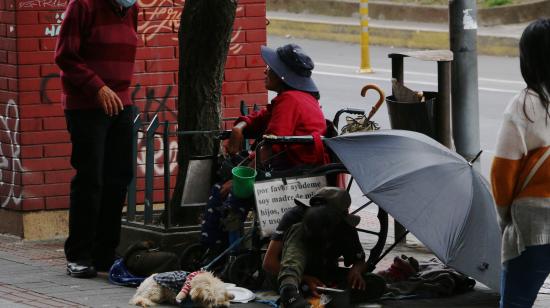 Imagen referencial de ventas ambulantes y pobreza en Ecuador.