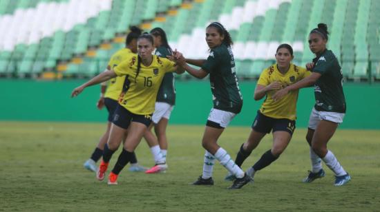 Jugadoras de la selección femenina de Ecuador, durante un amistoso, el 28 de noviembre de 2024.