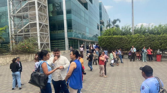 Personas en los exteriores del Complejo Judicial de Guayaquil