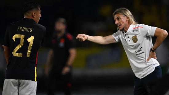 El entrenador de Ecuador, Sebastián Beccacece, le da instrucciones a Alan Franco, durante el partido de las Eliminatorias ante Colombia, el 19 de noviembre de 2024.