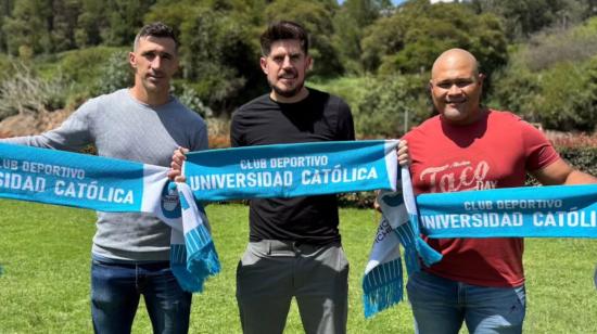 El estratega de Universidad Católica, Diego Martínez, junto a su cuerpo técnico Fernando López y Abiguey Vásquez.