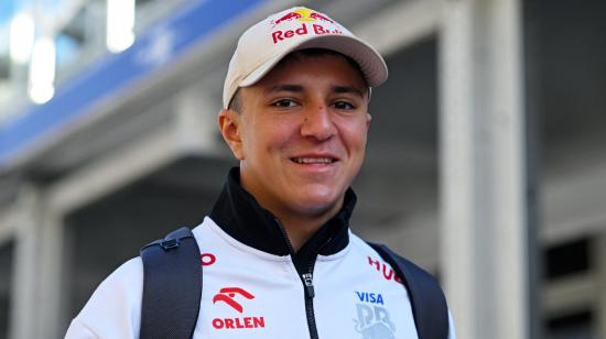 El francés Isack Hadjar, piloto reserva de RB, camina por el Paddock antes del Gran Premio de Estados Unidos de F1 en el Circuito de las Américas, el 20 de octubre de 2024 en Austin.