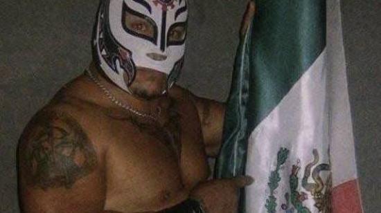 Rey Misterio Sr. con la bandera de México, 20 de diciembre de 2024.