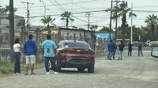 Hinchas identificados con Emelec en las afuera del Polideportivo de Los Samanes, este viernes 20 de diciembre de 2024.