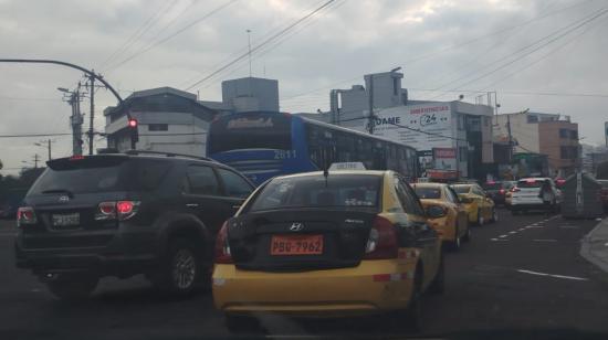 Imagen de una calle de Quito con varios carros, 20 de diciembre de 2024.