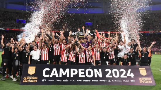 Jugadores de Estudiantes celebran el triunfo del Trofeo de Campeones de Superliga ante Vélez, 21 de diciembre de 2024.