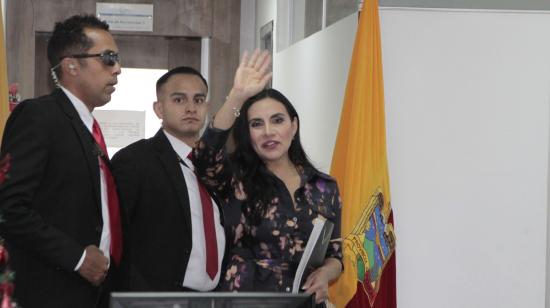 La vicepresidenta Verónica Abad a su llegada a la audiencia para conocer el veredicto sobre la suspensión de 150 días de su cargo, en Quito, el 23 de diciembre de 2024.