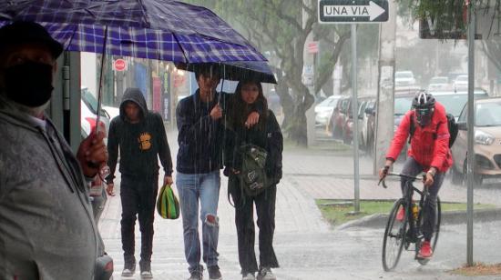 Imagen de archivo de lluvia en Cuenca, en Azuay.