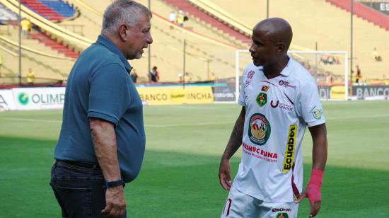 Mathías Acuña (d), jugador de Mushuc Runa, en un partido ante Barcelona, el 1 de diciembre de 2025.