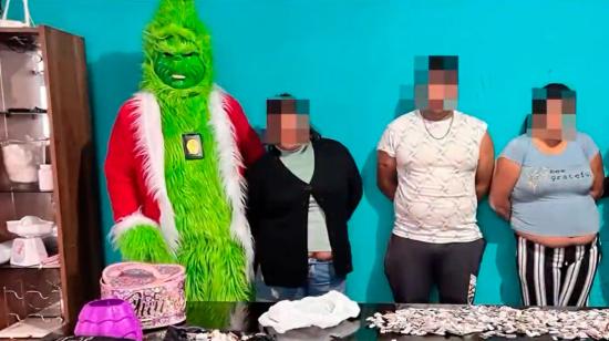 Policía vestido de 'Grinch' durante operativo contra el microtráfico en Perú.