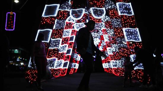 Personas observan los alumbrados navideños en las ruinas de Cartago, en víspera de Nochebuena este 23 de diciembre de 2024, en San José, Costa Rica.