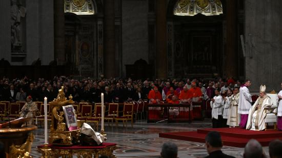 El papa Francisco abre la Puerta de San Pedro y da inicio al Jubileo 2025