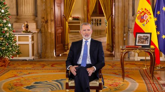 El Rey Felipe VI en su tradicional mensaje de Navidad el 24 de diciembre de 2024, grabado en el Salón de Columnas del Palacio Real, en España.