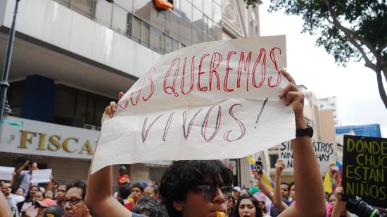 Protesta realizada el 23 de diciembre en los exteriores de la Fiscalía del Guayas para exigir que se entreguen a los cuatro niños desaparecidos.