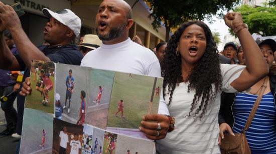 Familiares de los niños desaparecidos protestan en los exteriores de la Fiscalía del Guayas el 23 de diciembre de 2024.