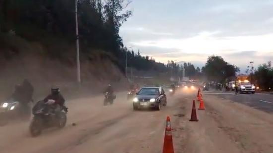 Carril habilitado en la avenida Simón Bolívar, en  Quito, tras accidente de un tanquero con combustible, este 24 de diciembre.