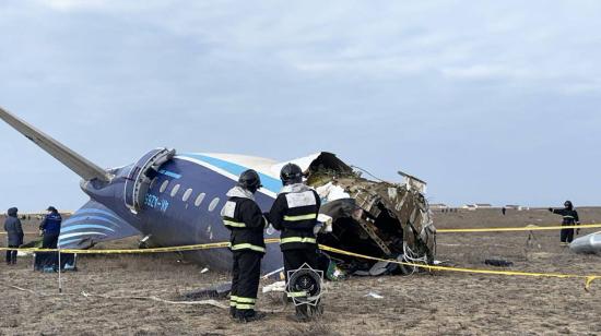 En esta fotografía, difundida por el Ministerio de Situaciones de Emergencia de Kazajstán, especialistas en emergencias trabajan en el lugar del accidente de un avión de pasajeros de Azerbaijan Airlines cerca de la ciudad de Aktau, en el oeste de Kazajstán, el 25 de diciembre de 2024.