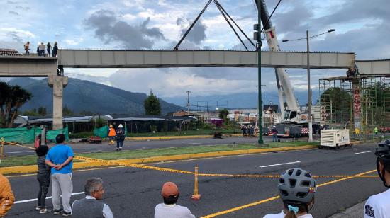 Colocación de las estructuras del paso elevado en el sector del puente 8 de la Autopista General Rumiñahui, en Quito, el 8 de diciembre de 2024.