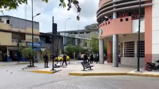 En el exterior del mercado de la parroquia Puerto Bolívar, en Machala, fue asesinado un sujeto identificado como 'Negro Angulo', la mañana de este 25 de diciembre de 2024.