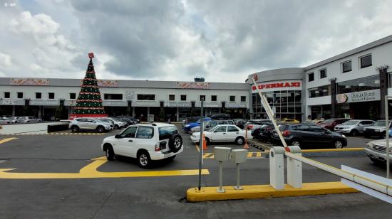 Imagen referencial del parqueadero de un centro comercial de Quito, en 2021.