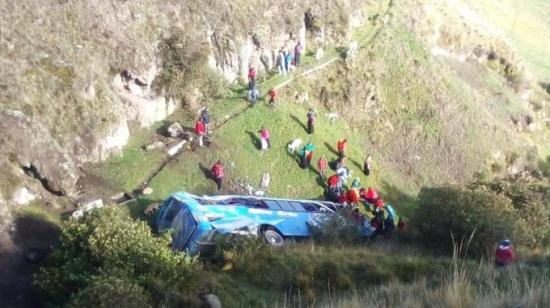 Un bus de pasajeros volcado en una quebrada cerca de Atapo, Guamote, en la provincia de Chimborazo.