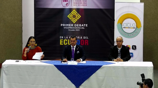 La presidenta del CNE, Diana Atamaint; Federico Morán, de la Universidad Bolivariana, y Arturo Cabrera, de Ciclo Electoral, durante la rueda de prensa sobre el debate vicepresidencial, este 26 de diciembre de 2024.