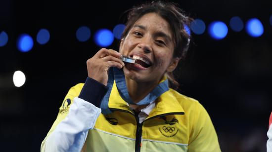 La luchadora Lucía Yépez muerde su medalla de plata en los Juegos Olímpicos de París 2024.