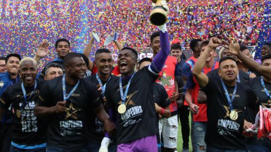 Los jugadores de El Nacional festejan el título de la Copa Ecuador, el 27 de noviembre de 2024.