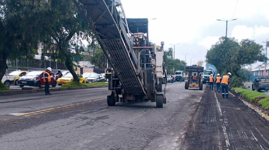 Personal de la Epmmop trabaja en la avenida en la avenida Galo Plaza Lasso, en el norte de Quito.