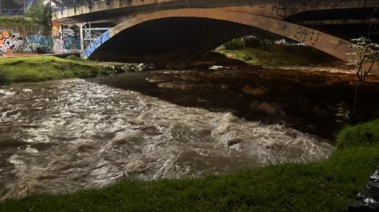 El río Tomebamba en Cuenca está en estado de prealerta por las intensas lluvias la noche del 26 de diciembre de 2024.