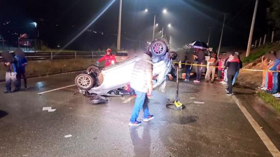 Un auto se volcó en la vía Cuenca-Azogues y dejó una persona fallecida y otra herida la noche de este jueves 26 de diciembre de 2024.