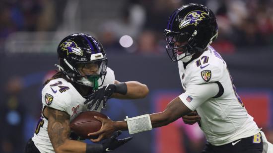 Josh Johnson de los Baltimore Ravens le entrega el balón a Keaton Mitchell durante el último cuarto ante Houston Texans en el NRG Stadium, el 25 de diciembre de 2024.