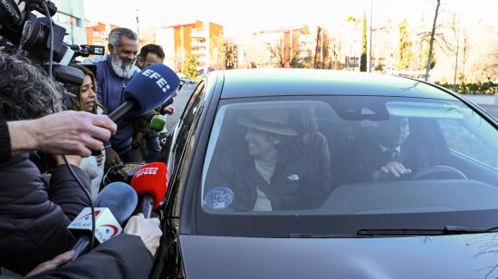 El cantante Raphael, en un automóvil tras haber recibido este 27 de diciembre de 2024 el alta hospitalaria tras 10 días de haber ingresado por una emergencia.