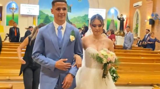 Alex Arce, delantero paraguayo de Liga de Quito, durante su casamiento con su esposa, Clarissa Fernández.