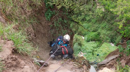 Personal de rescate durante la búsqueda de Carlos Alberto Reyes, reportado como desaparecido en Quito.