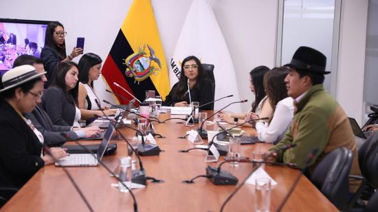 Comisión aprueba informe para eliminar prohibición de bases militares extranjeras en Ecuador