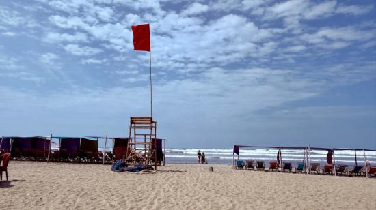 Bandera roja en la playa de Canoa, en la provincia de Manabí, ante la advertencia de oleajes. 28 de diciembre de 2024