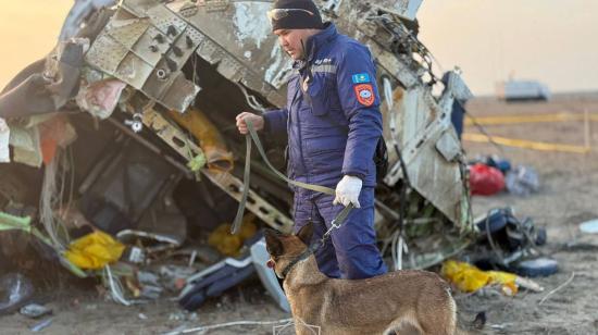 Especialistas de rescate en el sitio del accidente de Azerbaijan Airlines. 26 de diciembre de 2024