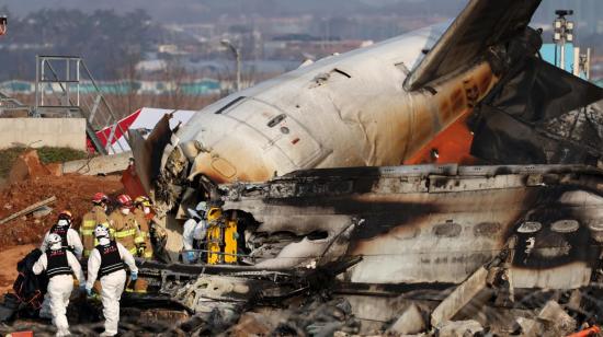 Los bomberos trabajan en los restos del avión Jeju Air en el Aeropuerto Internacional de Muan, Corea del Sur, 29 de diciembre de 2024.