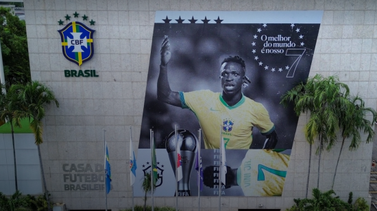 Fachada de la sede de la Confederación Brasileña de Fútbol con la imagen de Vinicius Jr.