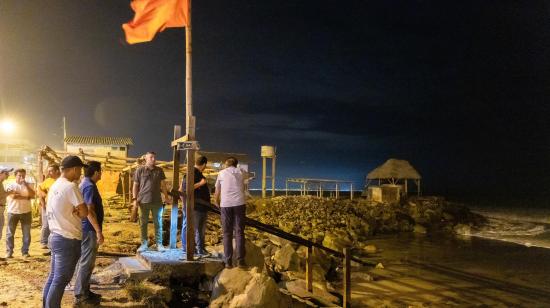 Una bandera roja ondea en la playa de San Clemente, en Sucre, Manabí.