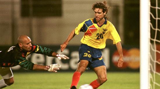 Ariel Graziani de Ecuador anota un gol ante el portero chileno Nelson Cossio el 17 de junio durante el partido del Grupo A Copa América en Cochabamba, Bolivia.