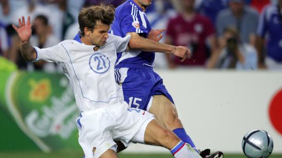 El defensor ruso Alexei Bugayev (i) disputa una pelota durante un partido con su selección, el 20 de junio de 2004.