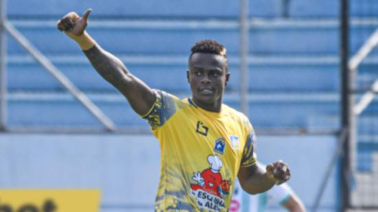 José Angulo, delantero de Delfín, celebra un gol ante Cumbayá, el 30 de noviembre de 2024, en el estadio Jocay.