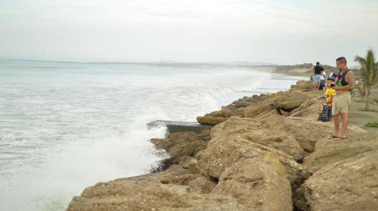 Fuerte oleaje golpeó este la costa de Manta, en Manabí, el 27 de diciembre de 2024.