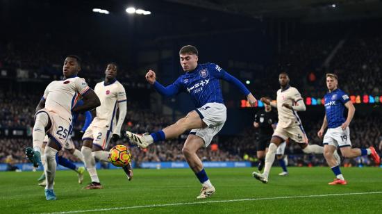 Moisés Caicedo (i), volante del Chelsea, bloquea el remate ante el Ipswich, este lunes 30 de diciembre de 2024, por la Premier League.