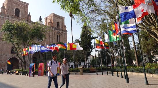 Personas caminan en el Parque Abdón Calderón, en el centro de Cuenca, el 11 de noviembre de 2024.