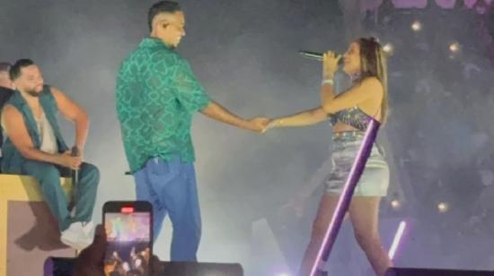 La modelo e influencer Miriam Cruz (d) junto al cantante Romeo Santos en un concierto del 29 de diciembre en República Dominicana.