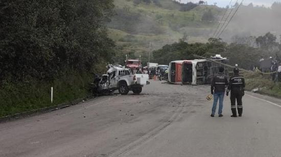 Un bus de transporte de pasajeros que se volcó e impactó contra una camioneta en la vía Santiago-Loja, en el sector Zenen, este 30 de diciembre de 2024.